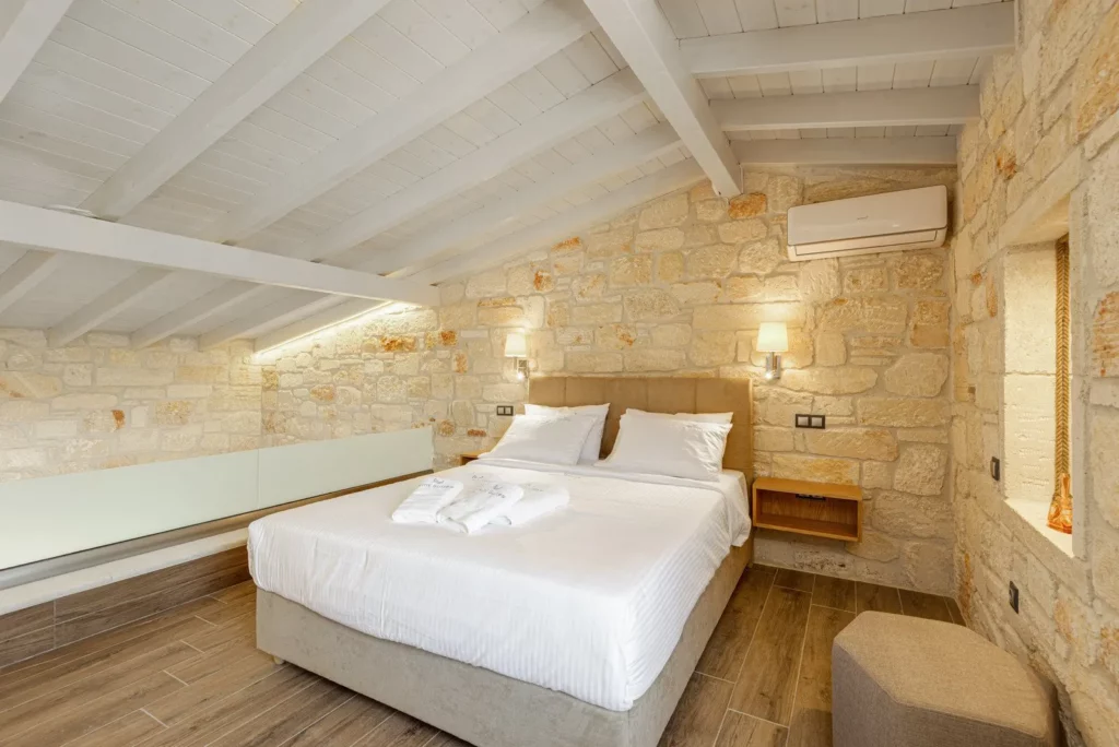 accommodation header