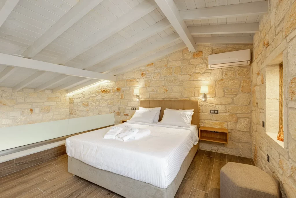 accommodation header