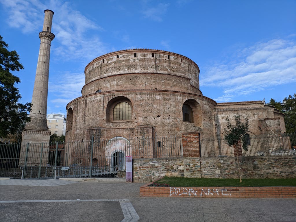 À la découverte des Monuments et de la Culture de Thessalonique 10 The majestic Rotunda of Galerius in Thessaloniki captured on a clear day, showcasing its ancient architecture.
