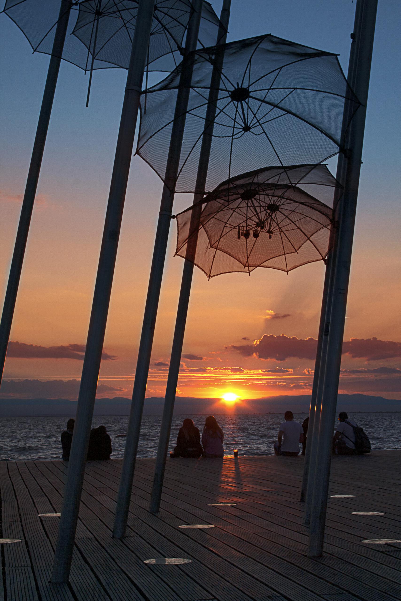 À la découverte des Monuments et de la Culture de Thessalonique 34 A breathtaking sunset at Thessaloniki with people enjoying the view by the iconic Umbrellas sculpture.