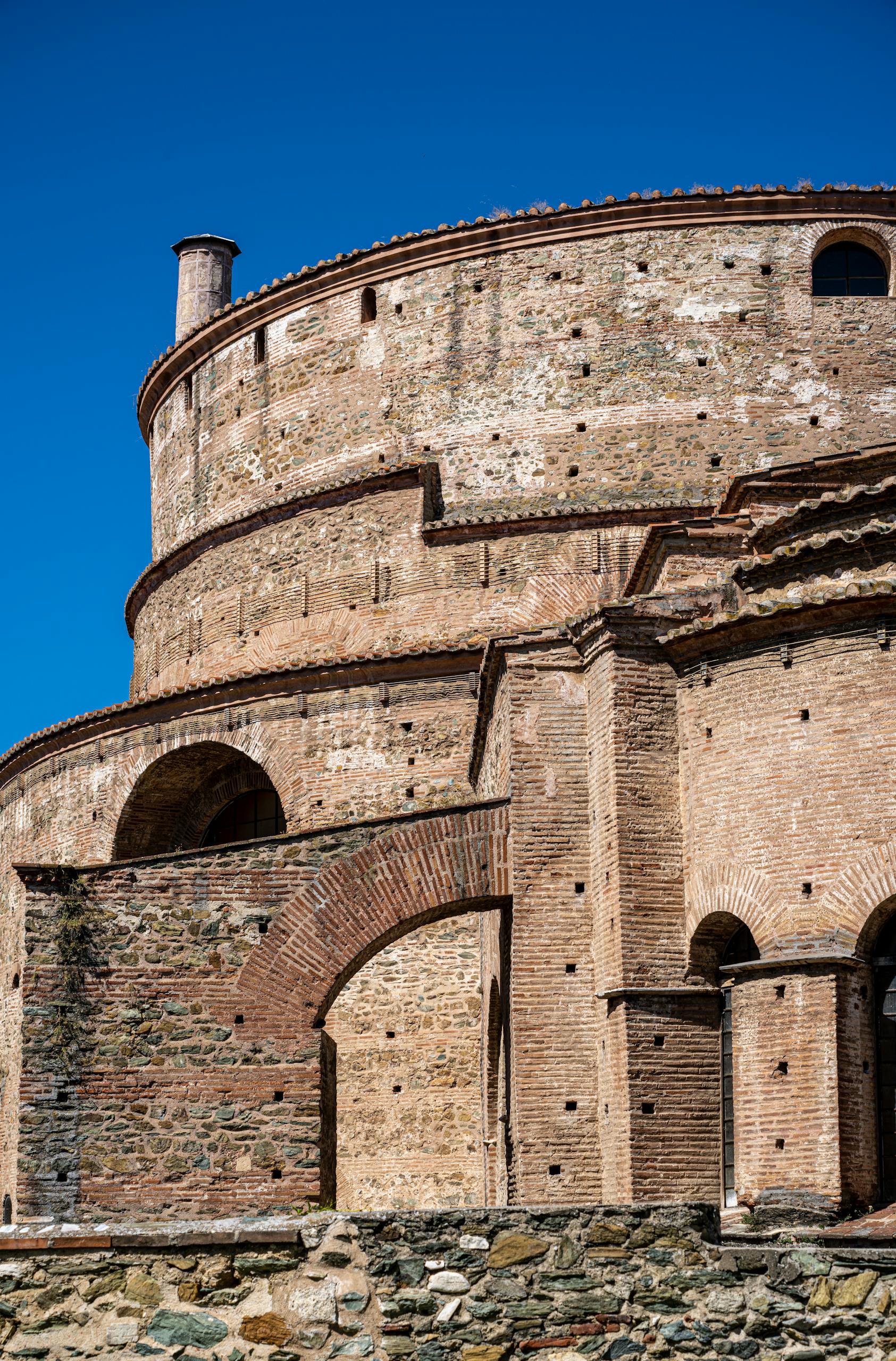 À la découverte des Monuments et de la Culture de Thessalonique 9 Historic Rotunda landmark in Thessaloniki, Greece under clear summer skies.