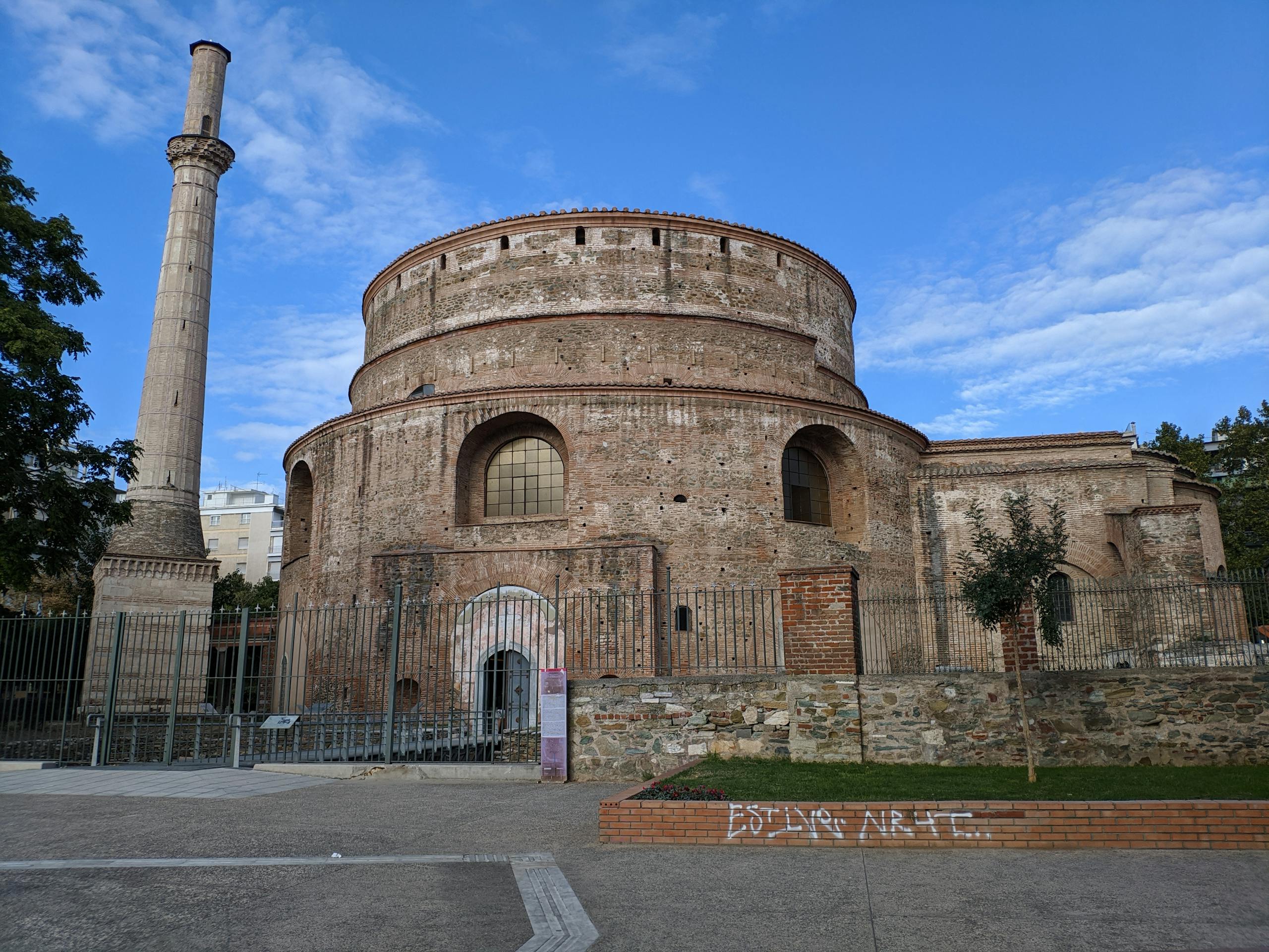 À la découverte des Monuments et de la Culture de Thessalonique 10 The majestic Rotunda of Galerius in Thessaloniki captured on a clear day, showcasing its ancient architecture.